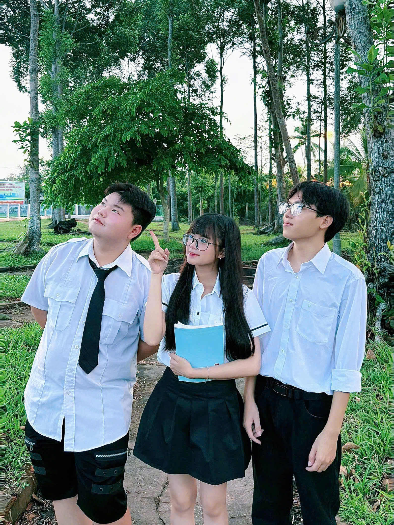 chup-anh-nhom-ban-tuoi-tre-tai-hieu-anh-ky-uc-thanh-xuan