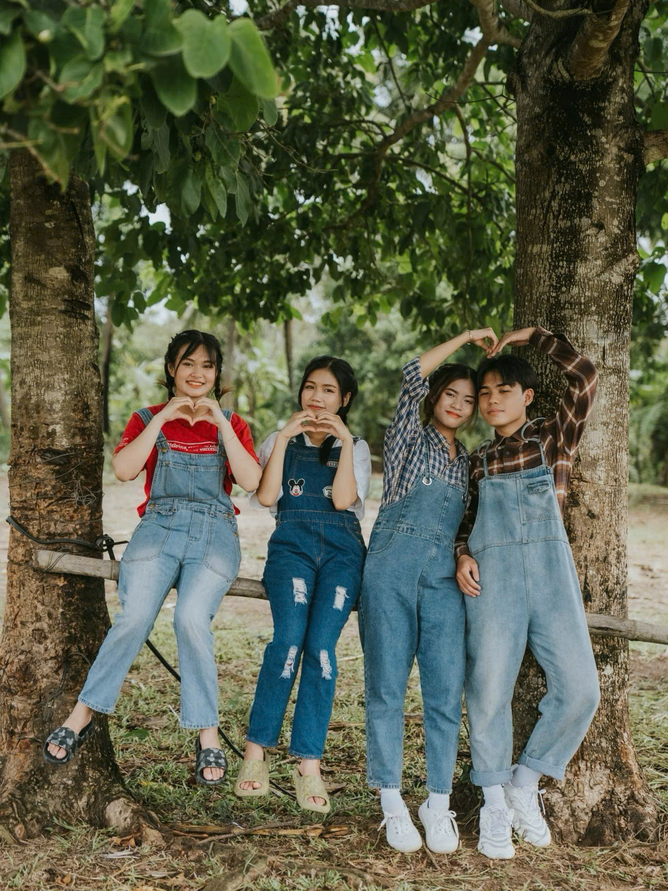 chup-anh-nhom-ban-tuoi-tre-tai-hieu-anh-ky-uc-thanh-xuan
