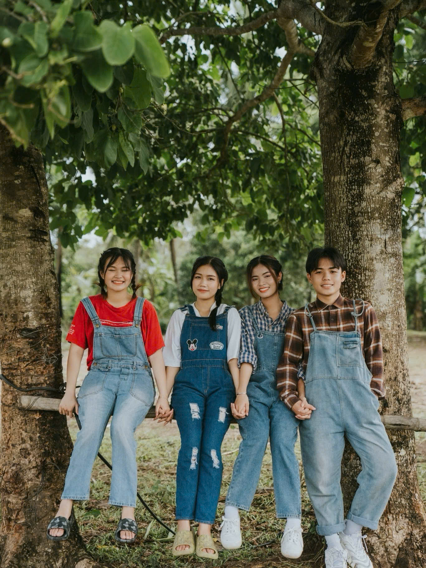chup-anh-nhom-ban-tuoi-tre-tai-hieu-anh-ky-uc-thanh-xuan