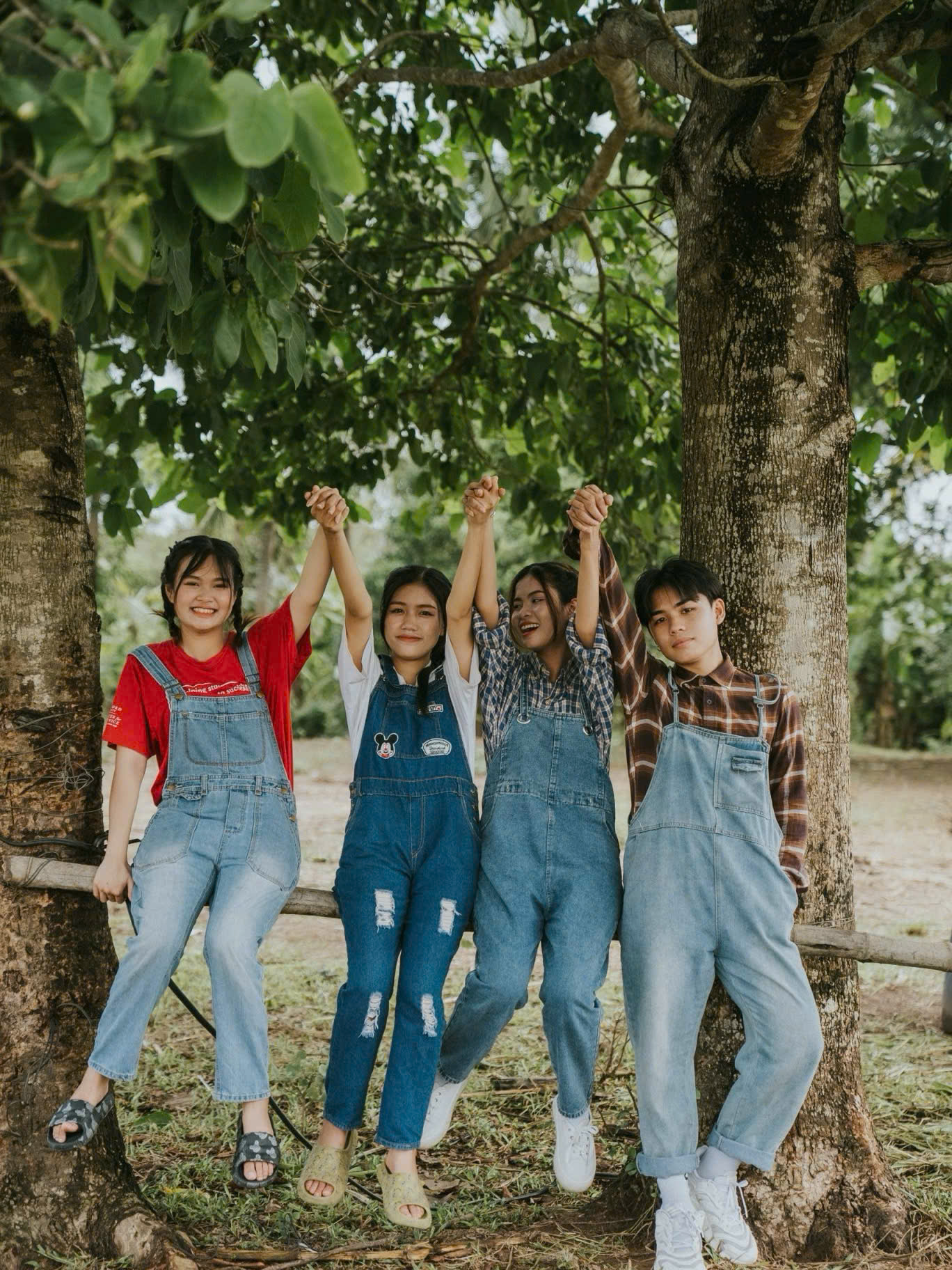 chup-anh-nhom-ban-tuoi-tre-tai-hieu-anh-ky-uc-thanh-xuan
