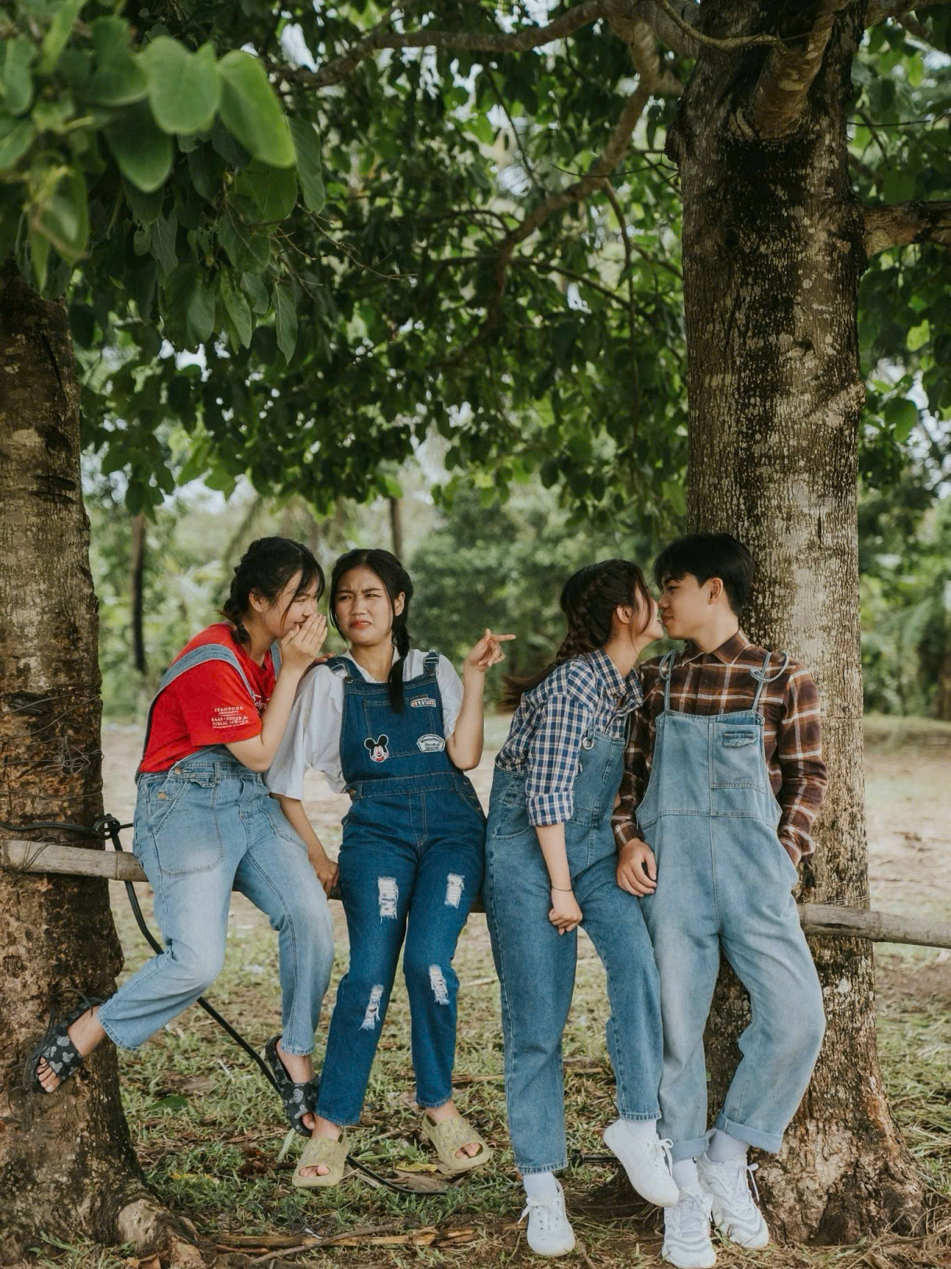 chup-anh-nhom-ban-tuoi-tre-tai-hieu-anh-ky-uc-thanh-xuan