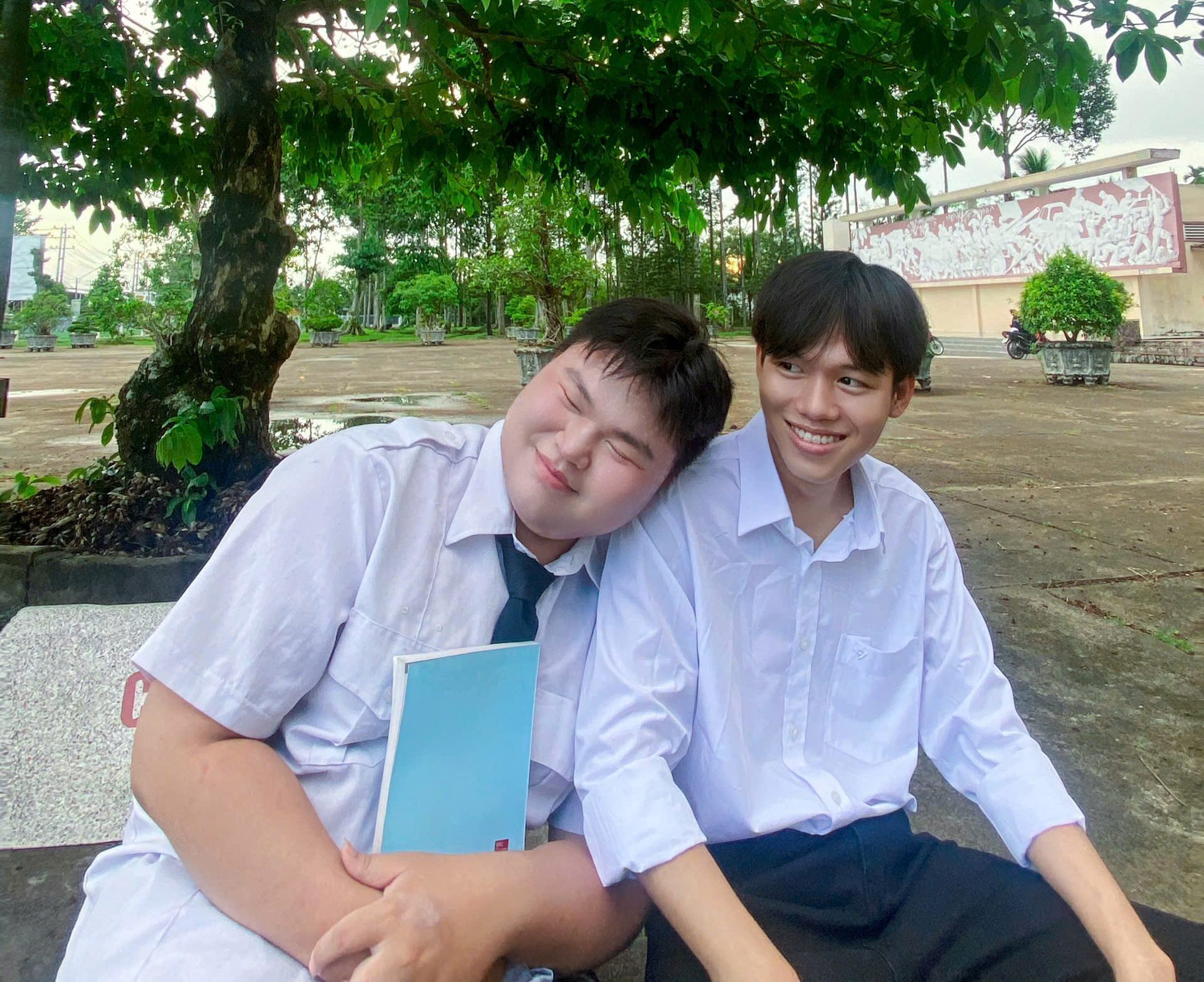 chup-anh-nhom-ban-tuoi-tre-tai-hieu-anh-ky-uc-thanh-xuan