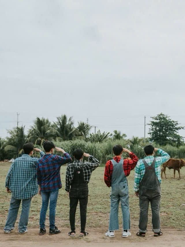 chup-anh-nhom-ban-tuoi-tre-tai-hieu-anh-ky-uc-thanh-xuan