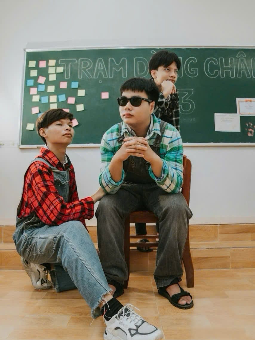 chup-anh-nhom-ban-tuoi-tre-tai-hieu-anh-ky-uc-thanh-xuan