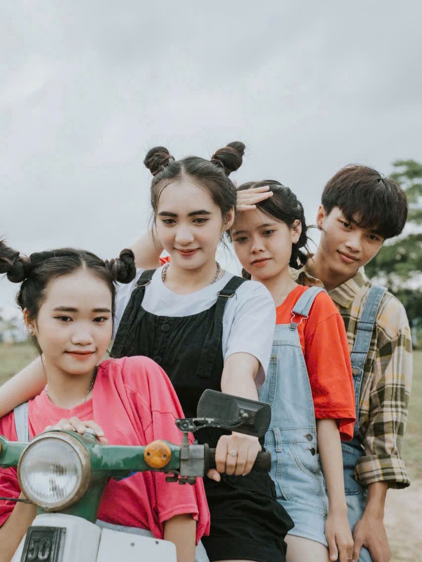 chup-anh-nhom-ban-tuoi-tre-tai-hieu-anh-ky-uc-thanh-xuan