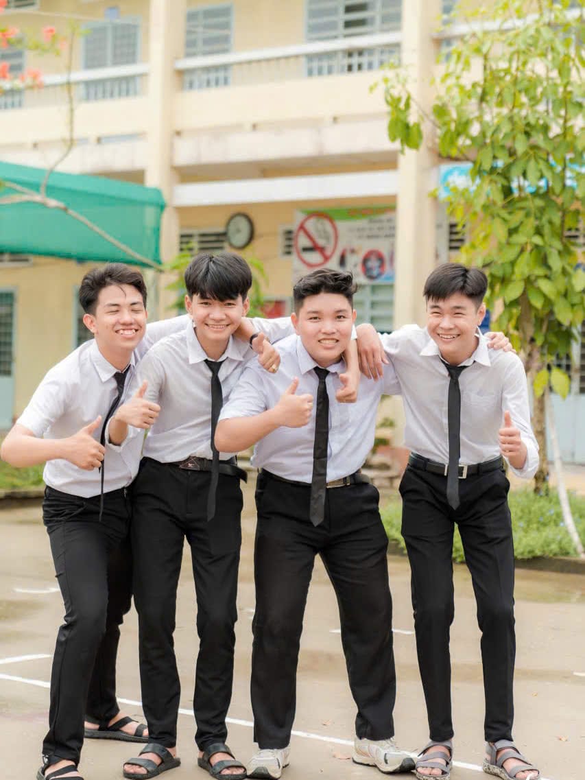 chup-anh-nhom-ban-tuoi-tre-tai-hieu-anh-ky-uc-thanh-xuan